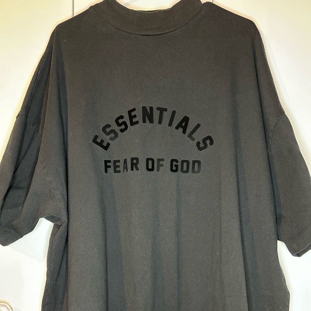 ESSENTIALS FEAR OF GOD
black crewneck tshirt